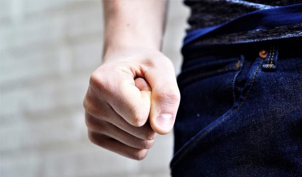 Victimele violenţei ar putea fi scutite de taxele de timbru pentru divorţ şi partaj