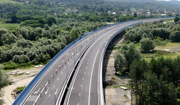 La un pas de a avea autostrăzi de la Vest la Est. Tronson important, deschis cu 2 luni mai devreme