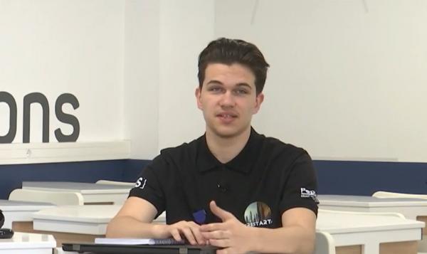 La doar 17 ani, Andrei Baciu repară digital picturi distruse cu ajutorul inteligenței artificiale