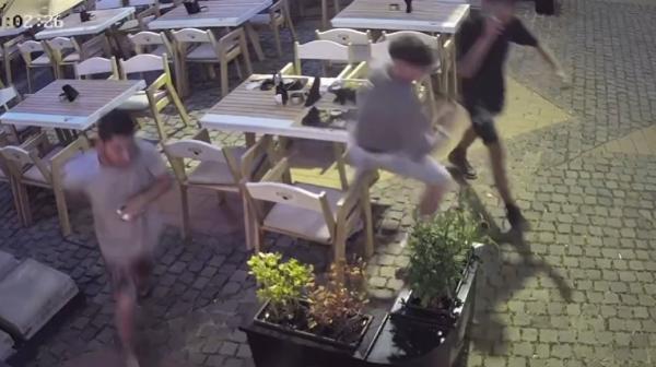 Trei tineri, filmaţi cum mănâncă la un restaurant din Timişoara, apoi o rup la fugă fără să plătească