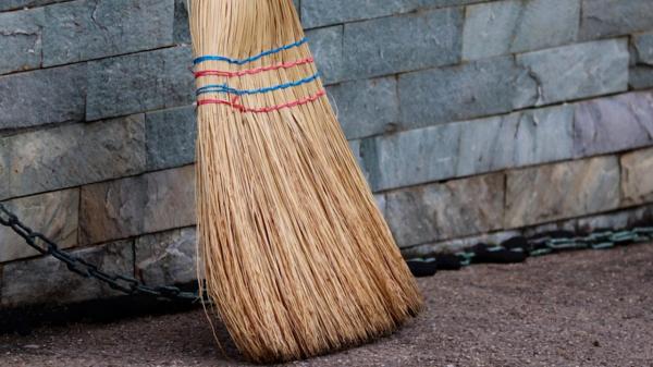 Bunică din Paşcani, bătută de nepotul de 15 ani cu o coadă de mătură. Care ar fi fost motivul