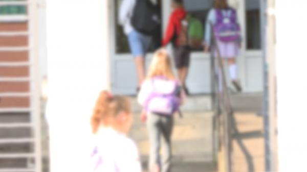 Învăţătoarea acuzată că scuipă şi înjură copiii încă predă. De ce s-ar răzbuna pe ei