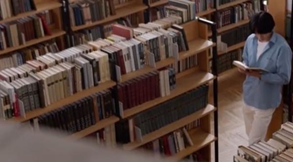 Paradoxul de pe piaţa de carte din ultimii 15 ani: Librăriile vând bine, dar românii nu citesc