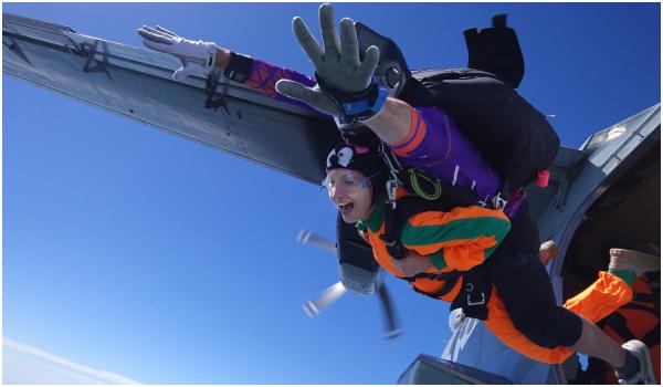 Salturi cu parașuta deasupra mării și cursuri de pilotaj. Cât plătesc turiştii pentru experienţele pe litoral