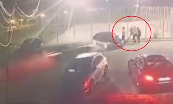 Şofer filmat cum intră cu maşina într-un grup de tineri, la Oţelu Roşu. După impact, autoturismul ia foc