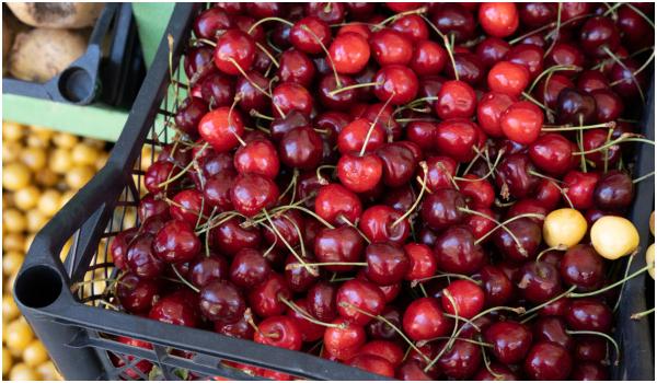 Cât costă un kilogram de cireşe româneşti, la târgul din Bucureşti. Pofta a învins preţurile
