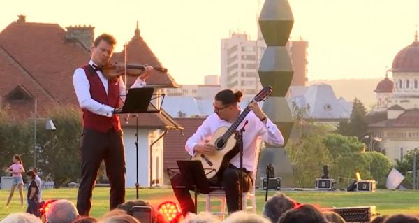 Violonistul Alexandru Tomescu, spectacol extraordinar la Târgu Jiu. Concertul, lângă Coloana Infinitului