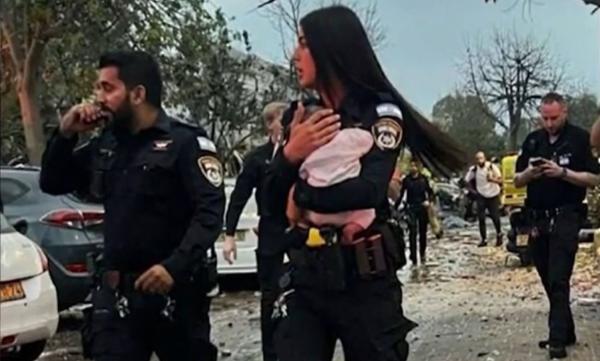 Bebeluş scos de sub dărâmăturile unei clădiri prăbuşite, în Israel. Zeci de oameni sunt încă prinşi sub ruine