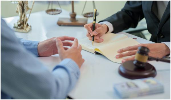 Procuror reținut după ce ar fi clasat un dosar de viol în favoarea un preot din Galați. Victima avea 13 ani