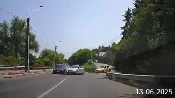 Accident în Dej cu mașina școlii de șoferi, dezbătut în online. Putea fi evitat?