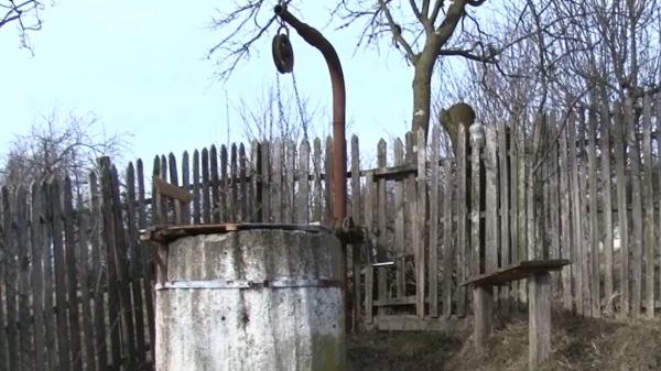 Supravieţuire miraculoasă după ce o bătrână a alunecat şi a căzut într-o fântână la Ditrău, în Harghita