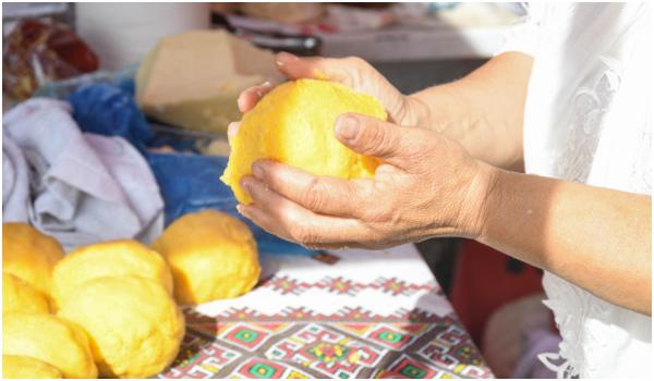 Preparatul cu care Aron şi Mărioara cuceresc turiştii străini pe Transalpina: "Are un gust extraordinar"