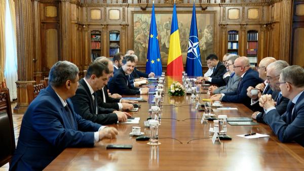 Bugetarii amenință cu greva dacă li se taie sporurile. Economist "E loc mare de reduceri"