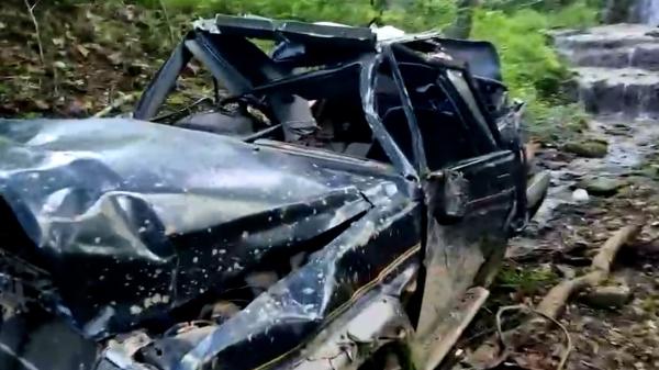 Tatăl a murit, iar fiul luptă să trăiască după ce mașina lor fără frâne s-a făcut praf într-o râpă din Argeș