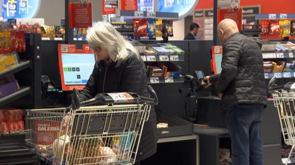 Lovituri în serie pentru români de la 1 iulie. Scumpiri la energie şi mâncare, plus noi taxe