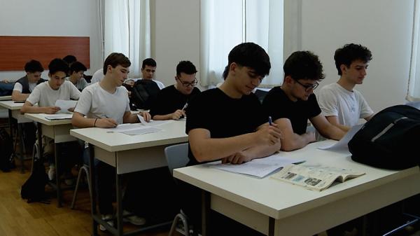 Elevii care intră la liceu în toamnă vor experimenta un sistem nou: îşi fac singuri orarul, cu ce materii vor
