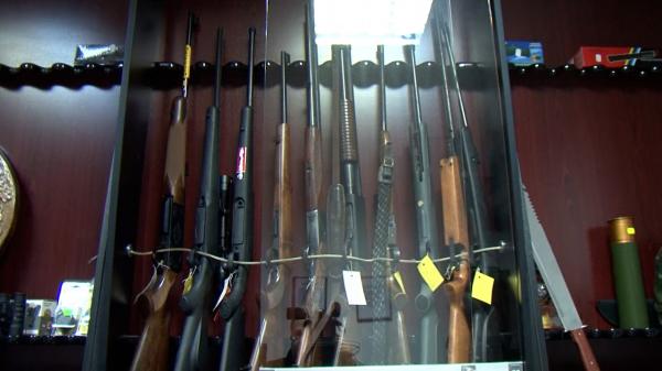 Cum te poți alege cu dosar penal dacă porți o armă albă pentru autoapărare