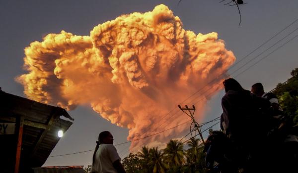 Zeci de zboruri anulate în Bali în urma unei erupţii vulcanice. Norul de cenuşă, vizibil de la 145 km