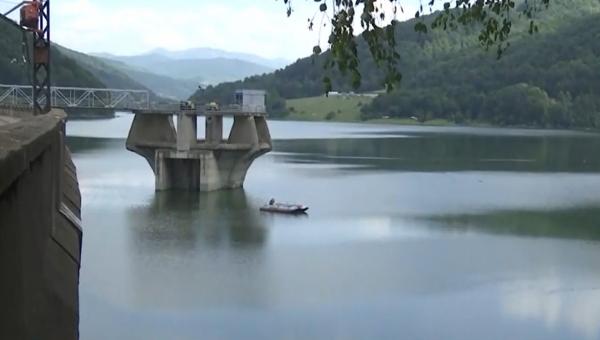 "Nu e niciun pericol". Golire eşuată la barajul Paltinu, după ce mecanismul a cedat în timpul operaţiunii