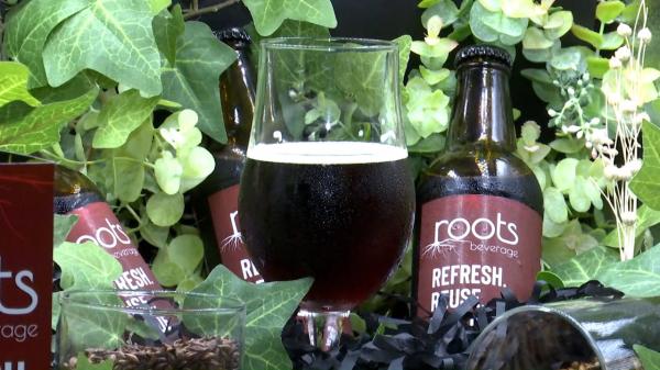 Trei studenţi din Iaşi au creat berea din resturi alimentare şi o vând cu 6 lei