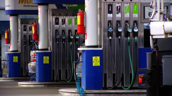 Războiul din Orientul Mijlociu creşte preţurile la carburant. Cât costă acum litrul de benzină