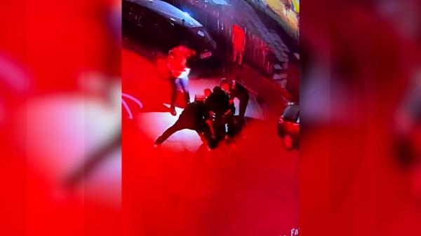 Un ucrainean a încercat să intre cu forţa în casa fraţilor Tate şi a rănit o persoană cu cuţitul