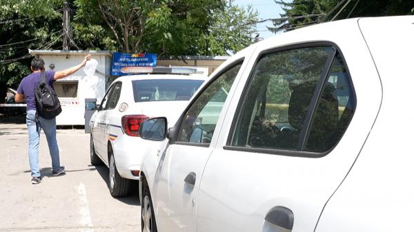 Prima bandă, transformată chiar şi de poliţişti în parcare. "Am stat un minut, frate"