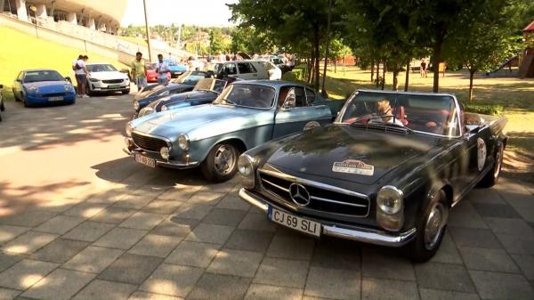 Raliu unic în România cu maşini de epocă. Participanţii se bucură de peisaj şi bucătăria locală