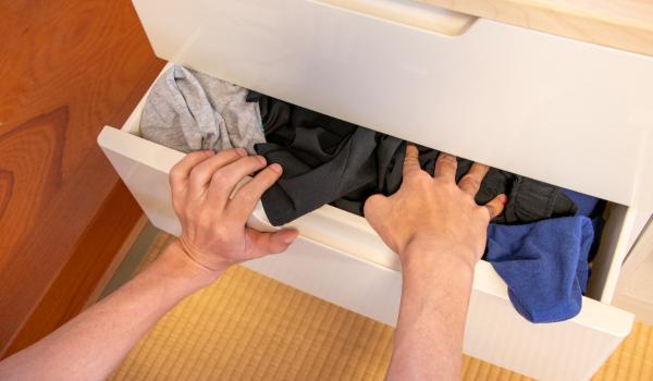 Un IT-ist din Cluj ar fi făcut o obsesie pentru o vecină şi i-a furat lenjeria. Soţul femeii l-a prins în fapt