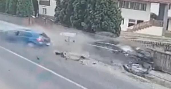 Momentul în care o şoferiţă e izbită în plin de o maşină care circula regulamentar, condusă de un tânăr