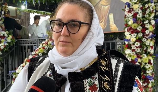 "Am venit în lacrimi şi în genunchi". Zeci de pelerini se roagă la moaştele Sf. Ioan cel Nou de la Suceava
