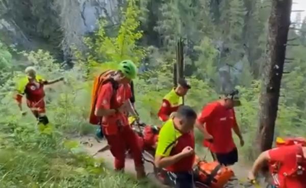 Femeie rănită la picior, salvată din munţii Bucegi. Pentru un alt turist, salvamontiştii au chemat elicopterul