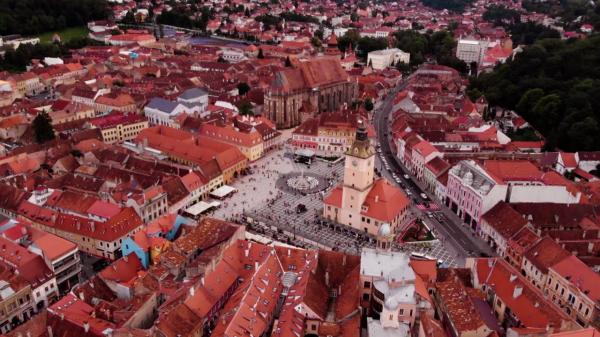 7.000 braşoveni riscă impozite mai mari cu până la 500%. Primăria i-a somat să îşi repare faţadele caselor