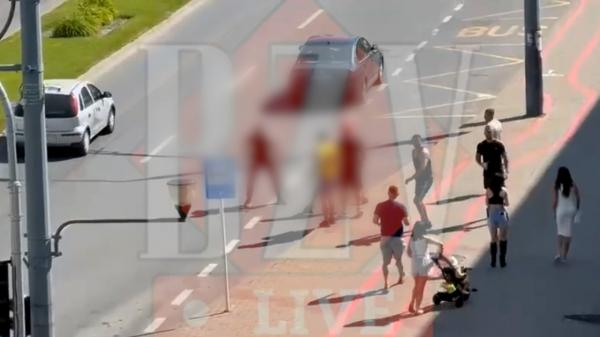 Bodyguard atacat cu bâte ziua în amiaza mare, pe o stradă din Vaslui. Scandalul a fost filmat de camere