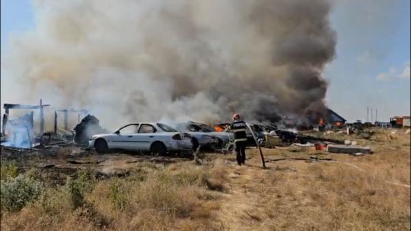 Pericol de explozie în Constanţa, după ce un incendiu violent a cuprins nouă maşini dezafectate şi o magazie