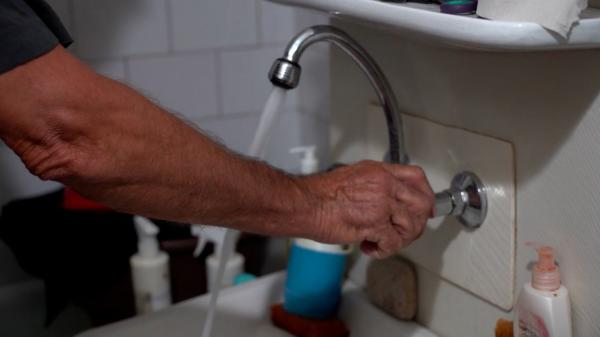 Târnăveni, în situaţie critică după ce a rămas fără apă potabilă de 2 săptămâni. Autorităţile, neputincioase