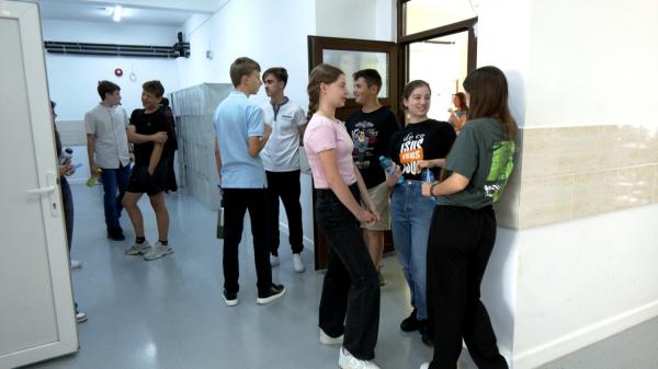 Perle la Evaluare Naţională, la Limba Română. "Pantaloni zdrenţuiţi cu şoareci şi opinci strânse cu notiţe"