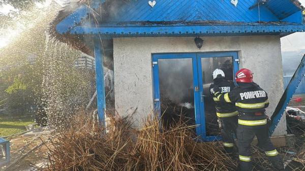 Bungalow turistic, cuprins de flăcări în Tulcea, doi oameni au scăpat la timp. De la ce ar fi pornit incendiul