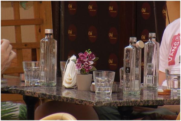 EXPERIMENT: Reacția restaurantelor când ceri apă de la robinet gratis, obligate prin lege să o ofere