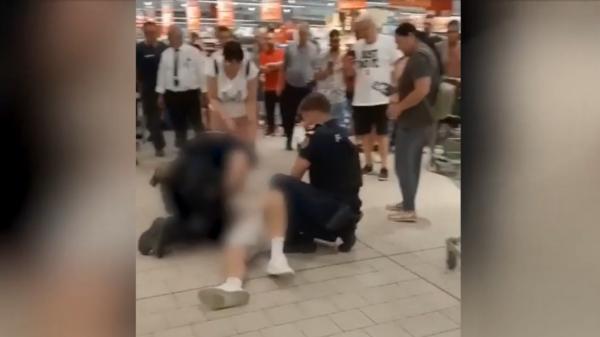 Chemaţi pentru un individ înarmat cu un cuţit în magazin, la Năvodari, poliţiştii au mai dat de un scandalagiu