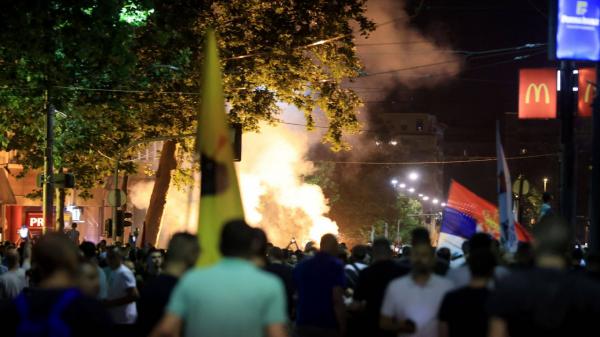 Noapte de foc în Belgrad. Străzile, luate cu asalt de 140.000 de protestatari care cer demisia preşedintelui