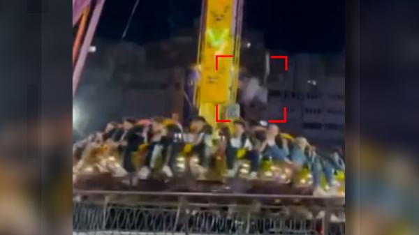 Momentul în care o bucată de metal se desprinde dintr-un carusel plin cu oameni şi cade între scaune, în Bacău