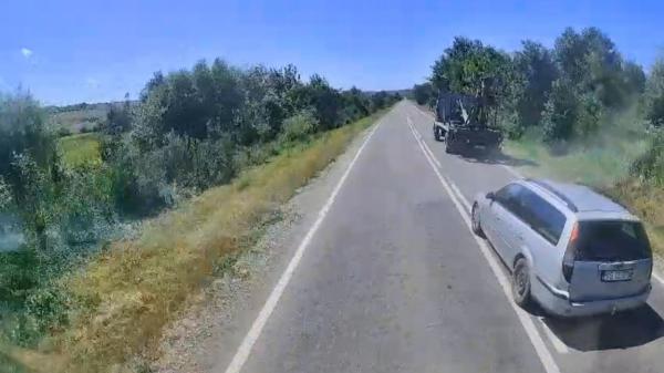 Mașina unui tânăr, la un pas să fie strivită de TIR, în Vaslui. O cameră de bord a filmat accidentul