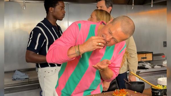 Brad Pitt a schimbat rolul de pilot pentru filmul Formula 1 cu cel de bucătar: a gătit taco în stil mexican