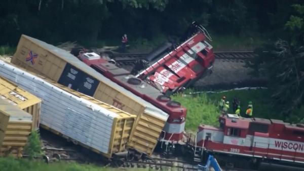 Tren care transporta substanțe periculoase, deraiat în SUA. Mii de litri de combustibil scurși în sol