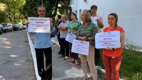 Angajaţii ANAF şi Apele Române, proteste faţă de reducerea sporurilor: "Taxaţi corupţia, nu munca!"