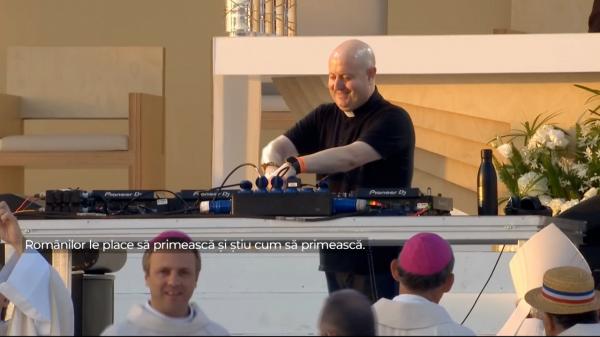 Un preot mixează pentru tinerii greco-catolici din Cluj: DJ-ul preferat al Papei Francisc revine în România