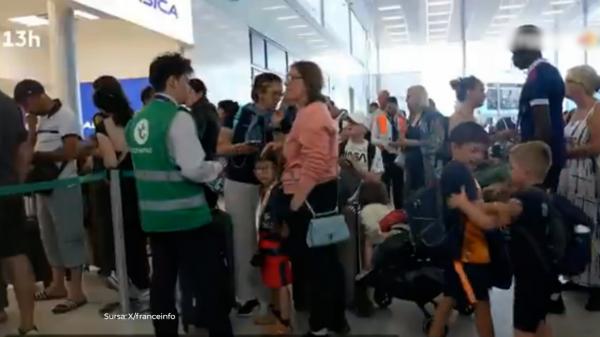 Haos pe aeroporturile din Franța din cauza grevei controlorilor de trafic