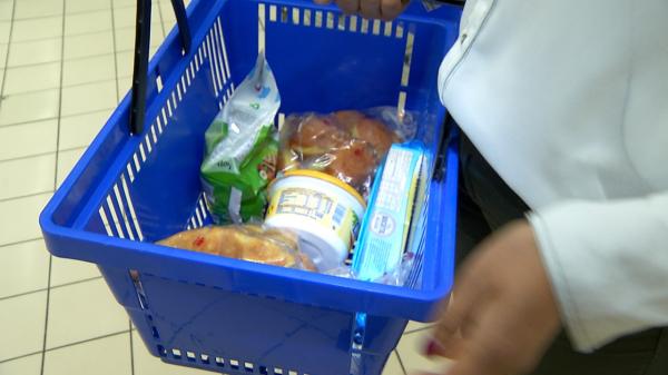 Cât va cheltui în plus o familie cu 2 copii, după creșterea TVA, dacă mâncarea o costă deja 3.000 lei lunar