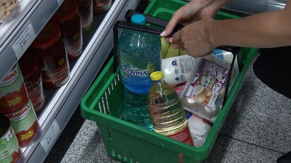 COMPARAŢIE. Cât va costa acelaşi coş de cumpărături de la 1 august, după scumpiri
